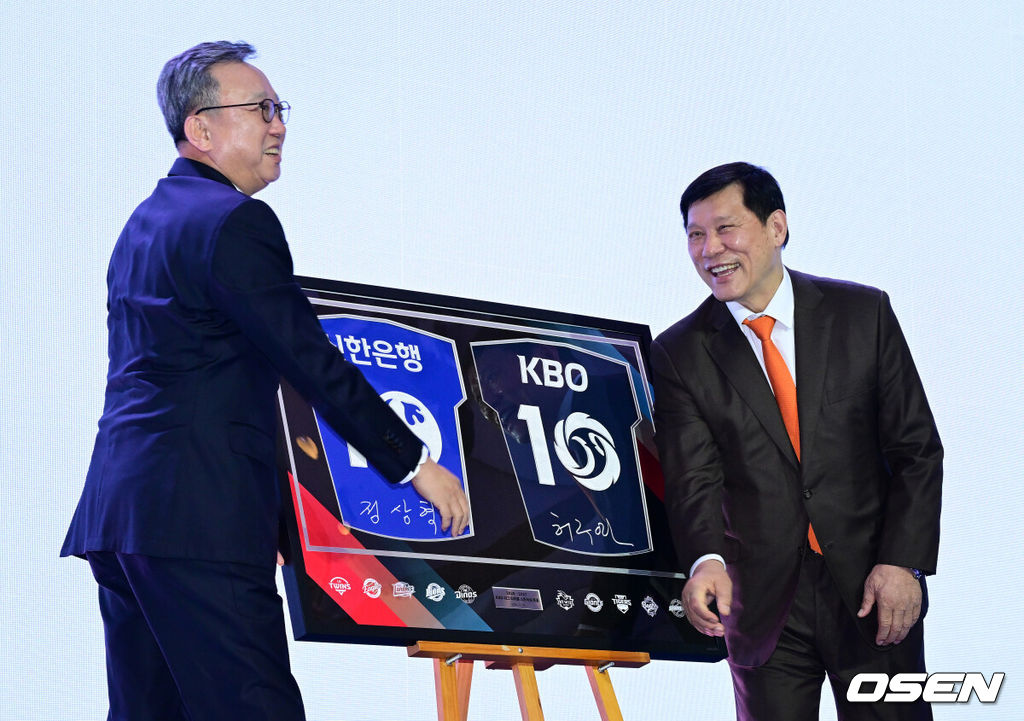 24일 오후 서울 잠실 롯데호텔 월드 크리스탈볼룸에서 ‘2025 신한 SOL뱅크 KBO 시상식’이 열렸다.KBO 시상식에서 가장 관심을 모으는 것은 단연 MVP 수상자다. 올해 MVP 레이스는 한화 코디 폰세와 삼성 르윈 디아즈의 2파전이다. KBO 허구연 총재가 신한은행 정상혁 은행장과 2028-2037  타이틀 스폰서십 체결을 하고 있다. 2025.11.24 /jpnews@osen.co.kr