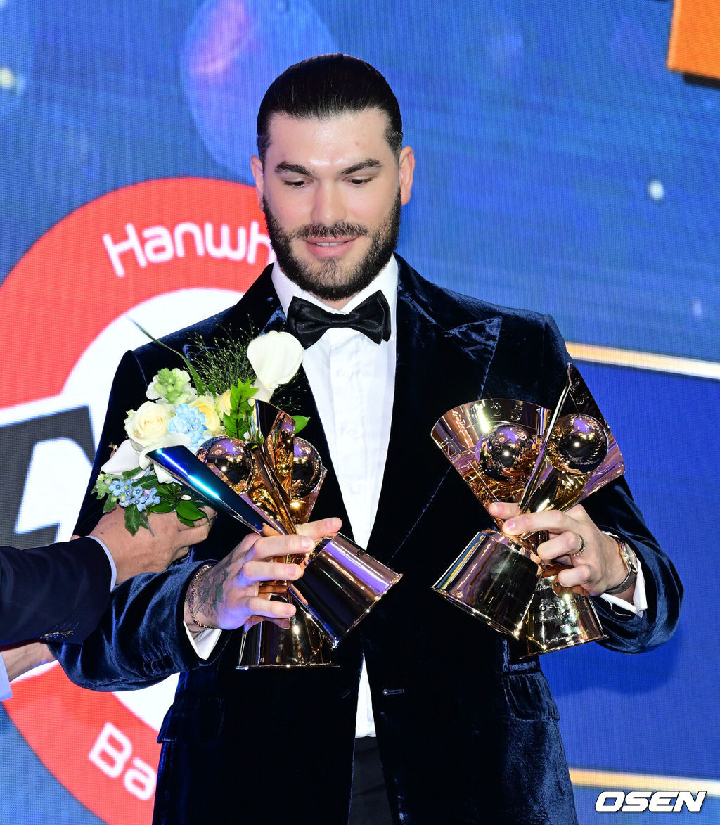 24일 오후 서울 잠실 롯데호텔 월드 크리스탈볼룸에서 ‘2025 신한 SOL뱅크 KBO 시상식’이 열렸다.KBO 시상식에서 가장 관심을 모으는 것은 단연 MVP 수상자다. 올해 MVP 레이스는 한화 코디 폰세와 삼성 르윈 디아즈의 2파전이다. KBO 평균자책점, 승리, 탈삼진, 승률상을 수상한 한화 폰세가 트로피를 건네 받고 있다. 2025.11.24 /jpnews@osen.co.kr