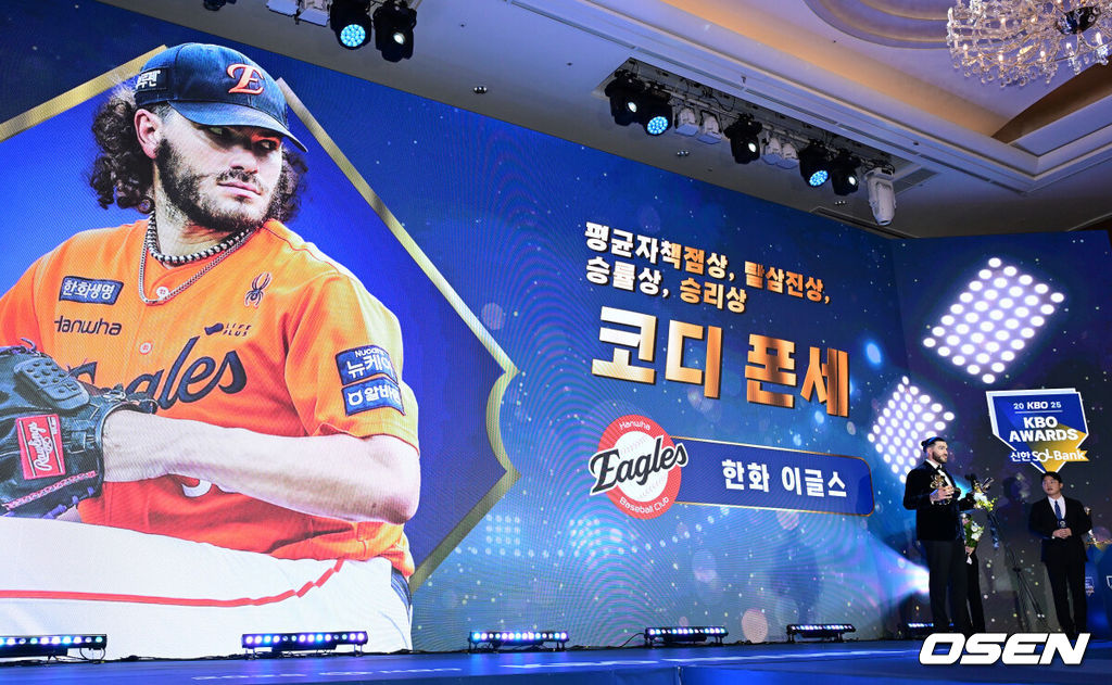 24일 오후 서울 잠실 롯데호텔 월드 크리스탈볼룸에서 ‘2025 신한 SOL뱅크 KBO 시상식’이 열렸다.KBO 시상식에서 가장 관심을 모으는 것은 단연 MVP 수상자다. 올해 MVP 레이스는 한화 코디 폰세와 삼성 르윈 디아즈의 2파전이다. KBO 평균자책점, 승리, 탈삼진, 승률상을 수상한 한화 폰세가 소감을 말하고 있다. 2025.11.24 /jpnews@osen.co.kr