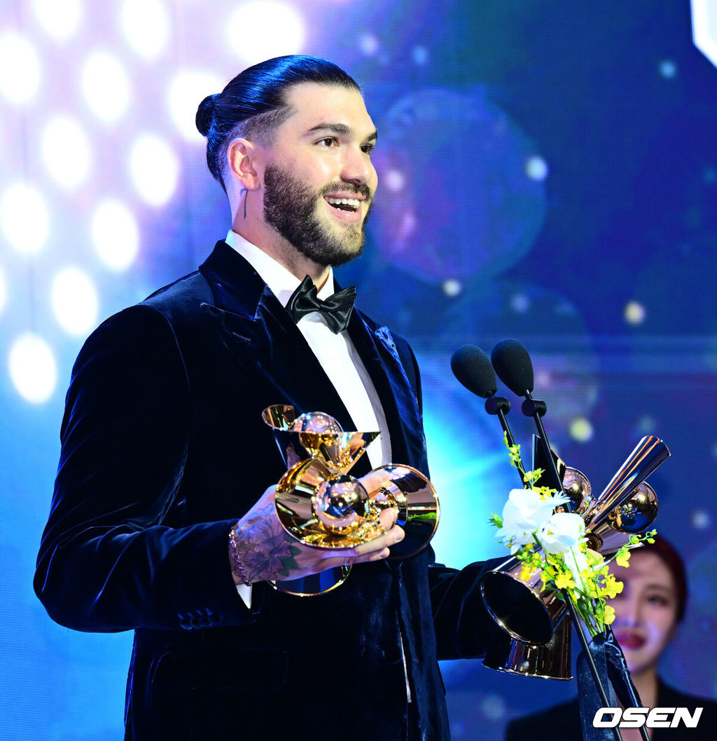 24일 오후 서울 잠실 롯데호텔 월드 크리스탈볼룸에서 ‘2025 신한 SOL뱅크 KBO 시상식’이 열렸다.KBO 시상식에서 가장 관심을 모으는 것은 단연 MVP 수상자다. 올해 MVP 레이스는 한화 코디 폰세와 삼성 르윈 디아즈의 2파전이다. KBO 평균자책점, 승리, 탈삼진, 승률상을 수상한 한화 폰세가 소감을 말하고 있다. 2025.11.24 /jpnews@osen.co.kr