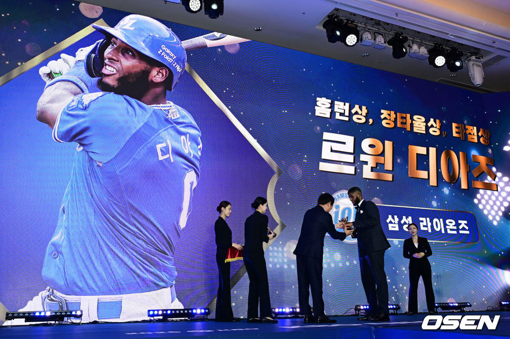 24일 오후 서울 잠실 롯데호텔 월드 크리스탈볼룸에서 ‘2025 신한 SOL뱅크 KBO 시상식’이 열렸다.KBO 시상식에서 가장 관심을 모으는 것은 단연 MVP 수상자다. 올해 MVP 레이스는 한화 코디 폰세와 삼성 르윈 디아즈의 2파전이다. KBO 홈런, 타점, 장타율상을 수상한 삼성 디아즈가 트로피를 건네받고 있다. 2025.11.24 /jpnews@osen.co.kr