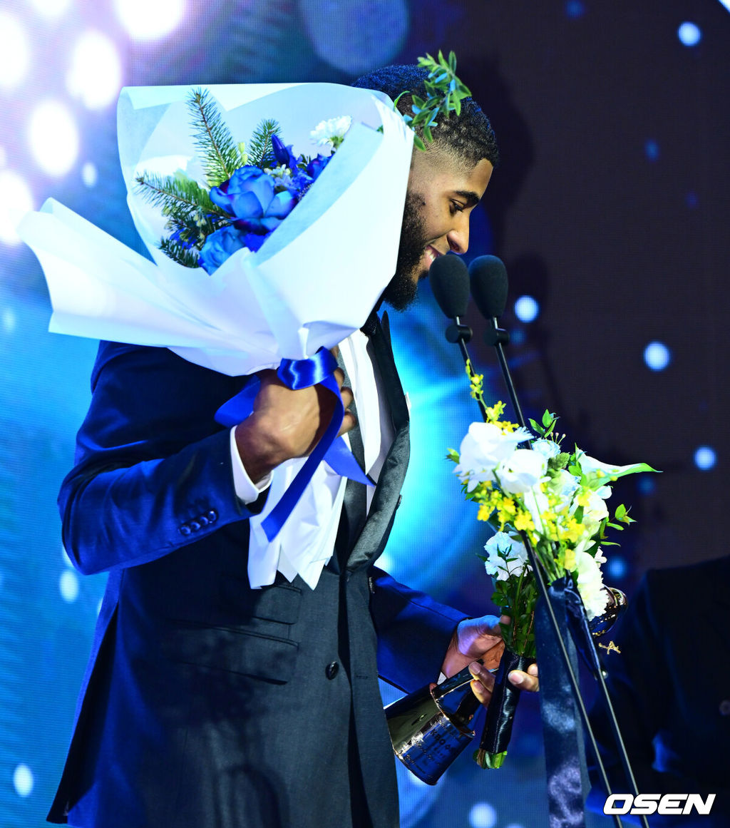 24일 오후 서울 잠실 롯데호텔 월드 크리스탈볼룸에서 ‘2025 신한 SOL뱅크 KBO 시상식’이 열렸다.KBO 시상식에서 가장 관심을 모으는 것은 단연 MVP 수상자다. 올해 MVP 레이스는 한화 코디 폰세와 삼성 르윈 디아즈의 2파전이다. 1루수 부문 KBO 수비상을 수상한 삼성 디아즈가 소감을 말하고 있다. 2025.11.24 /jpnews@osen.co.kr