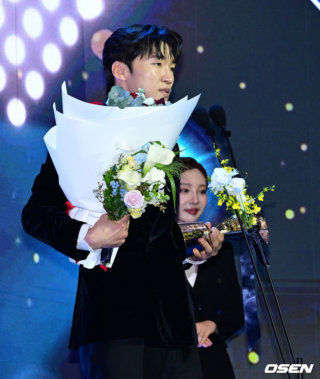 24일 오후 서울 잠실 롯데호텔 월드 크리스탈볼룸에서 ‘2025 신한 SOL뱅크 KBO 시상식’이 열렸다.KBO 시상식에서 가장 관심을 모으는 것은 단연 MVP 수상자다. 올해 MVP 레이스는 한화 코디 폰세와 삼성 르윈 디아즈의 2파전이다. KBO 도루상을 수상한 LG 박해민이 소감을 말하고 있다. 2025.11.24 /jpnews@osen.co.kr