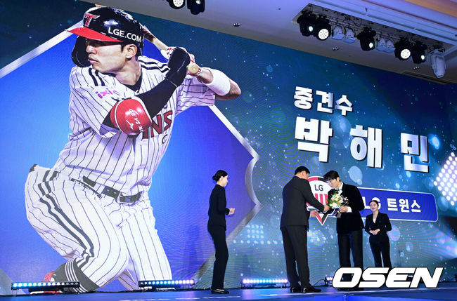 [OSEN=지형준 기자] 24일 오후 서울 잠실 롯데호텔 월드 크리스탈볼룸에서 ‘2025 신한 SOL뱅크 KBO 시상식’이 열렸다.KBO 시상식에서 가장 관심을 모으는 것은 단연 MVP 수상자다. 올해 MVP 레이스는 한화 코디 폰세와 삼성 르윈 디아즈의 2파전이다. 중견수 부문 KBO 수비상을 수상한 LG 박해민이 소감을 말하고 있다. 2025.11.24 /jpnews@osen.co.kr