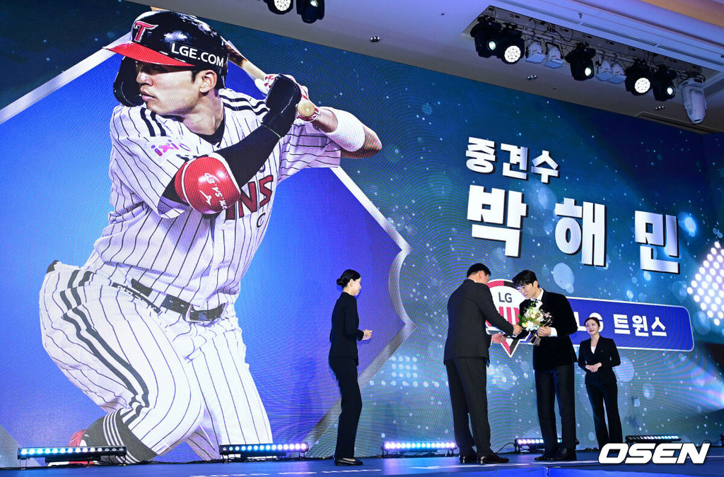 24일 오후 서울 잠실 롯데호텔 월드 크리스탈볼룸에서 ‘2025 신한 SOL뱅크 KBO 시상식’이 열렸다.KBO 시상식에서 가장 관심을 모으는 것은 단연 MVP 수상자다. 올해 MVP 레이스는 한화 코디 폰세와 삼성 르윈 디아즈의 2파전이다. 중견수 부문 KBO 수비상을 수상한 LG 박해민이 소감을 말하고 있다. 2025.11.24 /jpnews@osen.co.kr