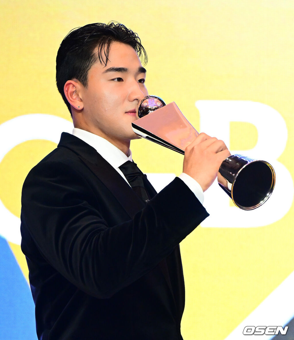 24일 오후 서울 잠실 롯데호텔 월드 크리스탈볼룸에서 ‘2025 신한 SOL뱅크 KBO 시상식’이 열렸다.예상대로였다. 한화 이글스 코디 폰세(31)가 2025시즌 MVP로 선정됐다. 폰세는 기자단 투표 124표 중 96표(76%)를 얻어 23표에 그친 르윈 디아즈(삼성)를 제치고 수상했다. SSG 앤더슨, 삼성 후라도, NC 라일리, KT 안현민, 롯데 레이예스가 각각 1표식 얻었다. 폰세는 부상으로 The Kia EV6 전기차를 부상으로 받았다. 신인상을 수상한 KT 안현민이 트로피에 키스를 하고 있다. 2025.11.24 /jpnews@osen.co.kr