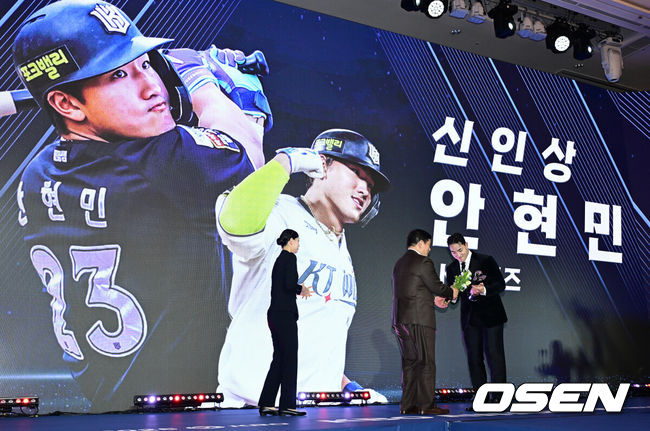 [OSEN=지형준 기자] 24일 오후 서울 잠실 롯데호텔 월드 크리스탈볼룸에서 ‘2025 신한 SOL뱅크 KBO 시상식’이 열렸다.KBO 시상식에서 가장 관심을 모으는 것은 단연 MVP 수상자다. 올해 MVP 레이스는 한화 코디 폰세와 삼성 르윈 디아즈의 2파전이다. 신인상을 수상한 KT 안현민이 KBO 허구연 총재에게 트로피를 건네 받고 있다. 2025.11.24 /jpnews@osen.co.kr