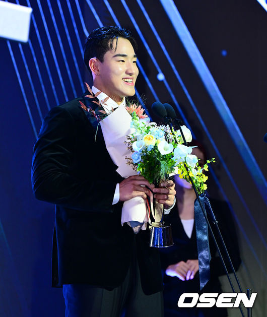[OSEN=지형준 기자] 24일 오후 서울 잠실 롯데호텔 월드 크리스탈볼룸에서 ‘2025 신한 SOL뱅크 KBO 시상식’이 열렸다.KBO 시상식에서 가장 관심을 모으는 것은 단연 MVP 수상자다. 올해 MVP 레이스는 한화 코디 폰세와 삼성 르윈 디아즈의 2파전이다. 신인상을 수상한 KT 안현민이 소감을 말하고 있다. 2025.11.24 /jpnews@osen.co.kr