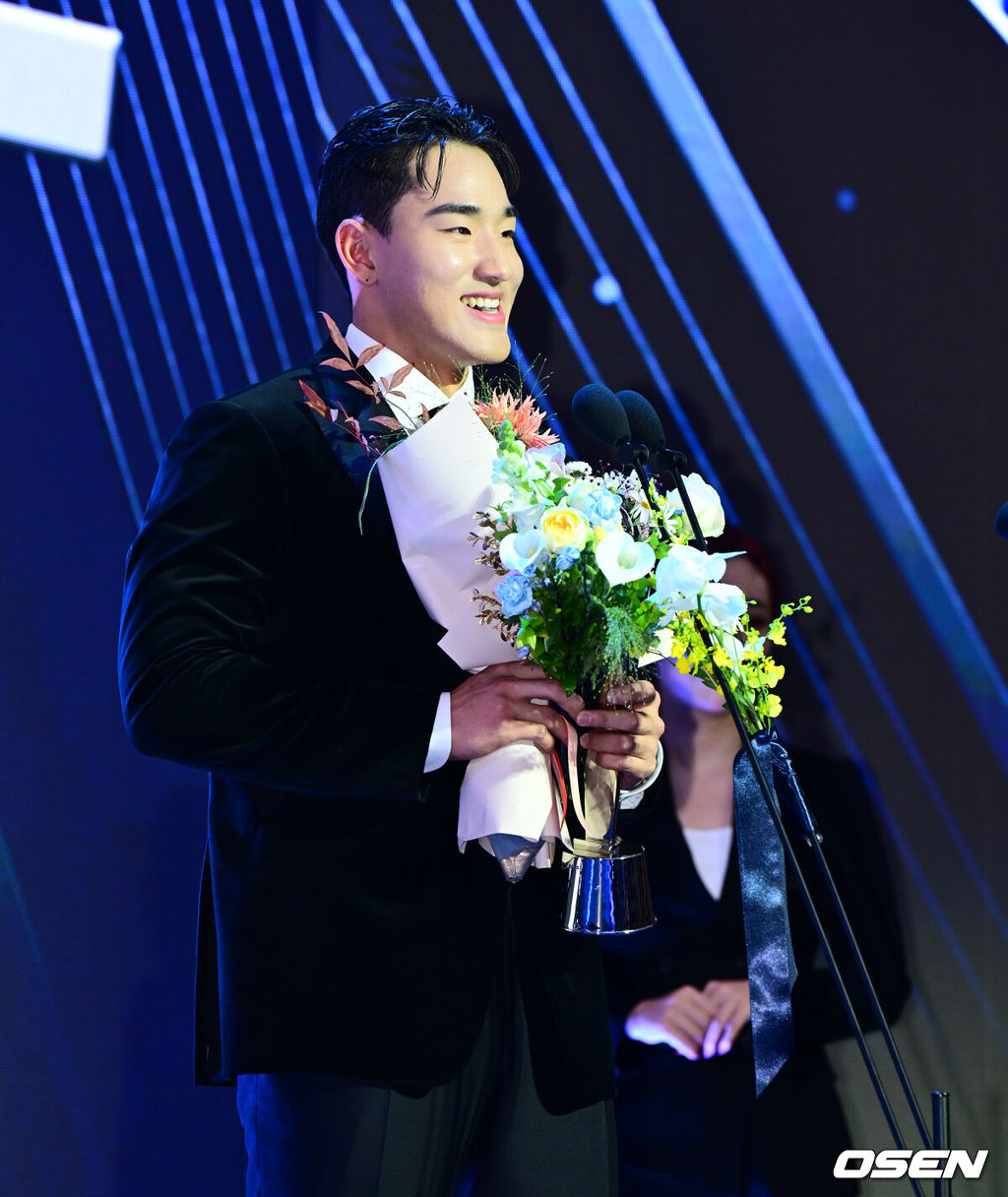 24일 오후 서울 잠실 롯데호텔 월드 크리스탈볼룸에서 ‘2025 신한 SOL뱅크 KBO 시상식’이 열렸다.KBO 시상식에서 가장 관심을 모으는 것은 단연 MVP 수상자다. 올해 MVP 레이스는 한화 코디 폰세와 삼성 르윈 디아즈의 2파전이다. 신인상을 수상한 KT 안현민이 소감을 말하고 있다. 2025.11.24 /jpnews@osen.co.kr