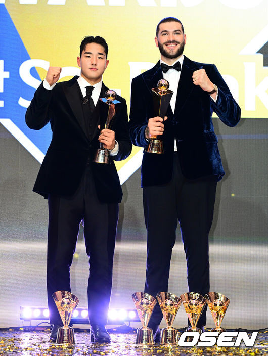 [OSEN=지형준 기자] 24일 오후 서울 잠실 롯데호텔 월드 크리스탈볼룸에서 ‘2025 신한 SOL뱅크 KBO 시상식’이 열렸다.예상대로였다. 한화 이글스 코디 폰세(31)가 2025시즌 MVP로 선정됐다. 폰세는 기자단 투표 124표 중 96표(76%)를 얻어 23표에 그친 르윈 디아즈(삼성)를 제치고 수상했다. SSG 앤더슨, 삼성 후라도, NC 라일리, KT 안현민, 롯데 레이예스가 각각 1표식 얻었다. 폰세는 부상으로 The Kia EV6 전기차를 부상으로 받았다. 신인상 KT 안현민, MVP 한화 폰세가 포즈를 취하고 있다. 2025.11.24 /jpnews@osen.co.kr