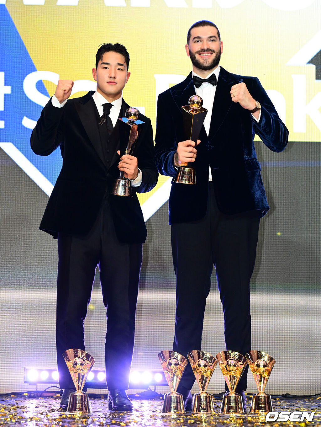 24일 오후 서울 잠실 롯데호텔 월드 크리스탈볼룸에서 ‘2025 신한 SOL뱅크 KBO 시상식’이 열렸다.예상대로였다. 한화 이글스 코디 폰세(31)가 2025시즌 MVP로 선정됐다. 폰세는 기자단 투표 124표 중 96표(76%)를 얻어 23표에 그친 르윈 디아즈(삼성)를 제치고 수상했다. SSG 앤더슨, 삼성 후라도, NC 라일리, KT 안현민, 롯데 레이예스가 각각 1표식 얻었다. 폰세는 부상으로 The Kia EV6 전기차를 부상으로 받았다. 신인상 KT 안현민, MVP 한화 폰세가 포즈를 취하고 있다. 2025.11.24 /jpnews@osen.co.kr