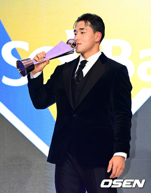 [OSEN=지형준 기자] 24일 오후 서울 잠실 롯데호텔 월드 크리스탈볼룸에서 ‘2025 신한 SOL뱅크 KBO 시상식’이 열렸다.예상대로였다. 한화 이글스 코디 폰세(31)가 2025시즌 MVP로 선정됐다. 폰세는 기자단 투표 124표 중 96표(76%)를 얻어 23표에 그친 르윈 디아즈(삼성)를 제치고 수상했다. SSG 앤더슨, 삼성 후라도, NC 라일리, KT 안현민, 롯데 레이예스가 각각 1표식 얻었다. 폰세는 부상으로 The Kia EV6 전기차를 부상으로 받았다. 신인상 KT 안현민이 트로피에 키스를 하고 있다. 2025.11.24 /jpnews@osen.co.kr