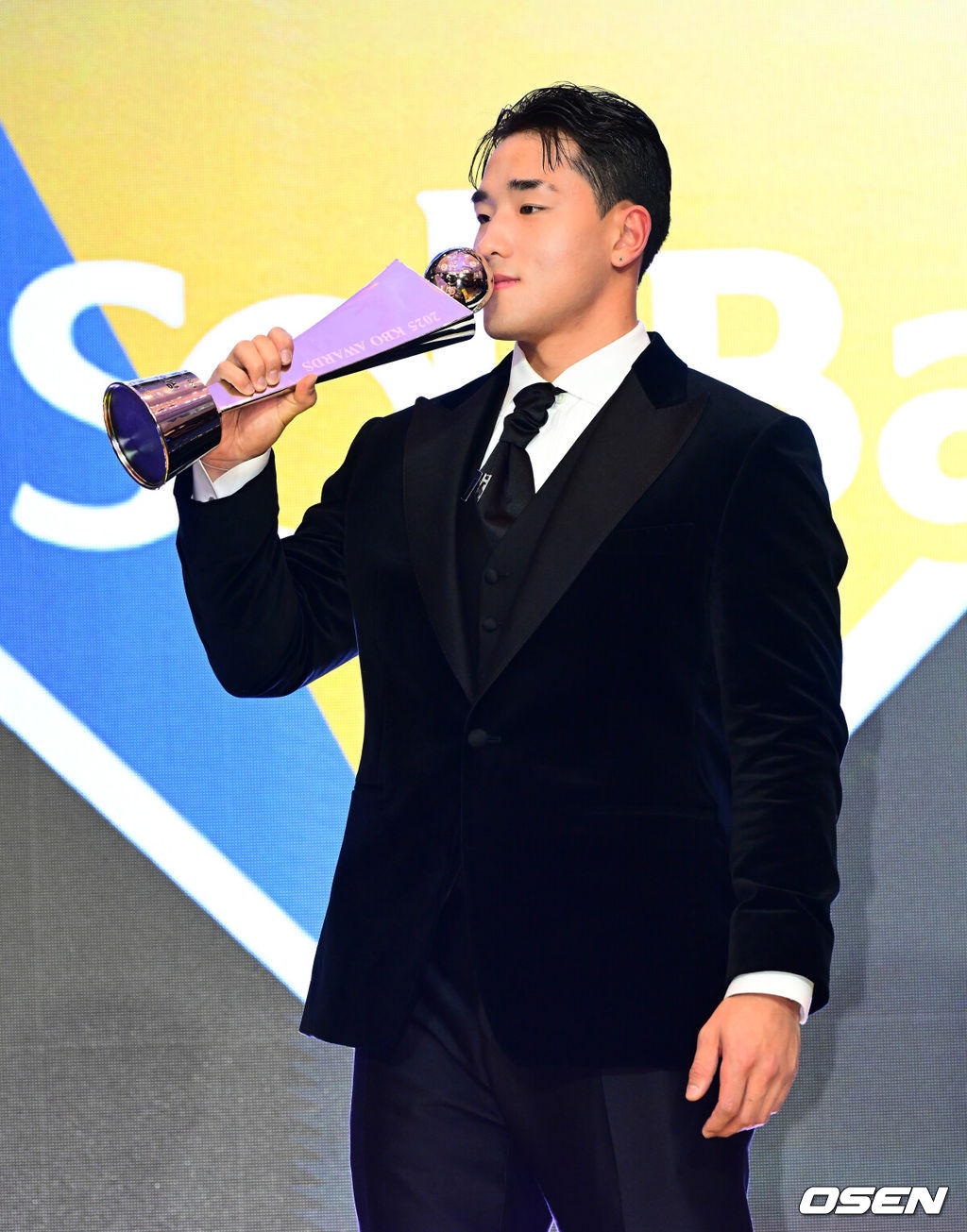 24일 오후 서울 잠실 롯데호텔 월드 크리스탈볼룸에서 ‘2025 신한 SOL뱅크 KBO 시상식’이 열렸다.예상대로였다. 한화 이글스 코디 폰세(31)가 2025시즌 MVP로 선정됐다. 폰세는 기자단 투표 124표 중 96표(76%)를 얻어 23표에 그친 르윈 디아즈(삼성)를 제치고 수상했다. SSG 앤더슨, 삼성 후라도, NC 라일리, KT 안현민, 롯데 레이예스가 각각 1표식 얻었다. 폰세는 부상으로 The Kia EV6 전기차를 부상으로 받았다. 신인상 KT 안현민이 트로피에 키스를 하고 있다. 2025.11.24 /jpnews@osen.co.kr