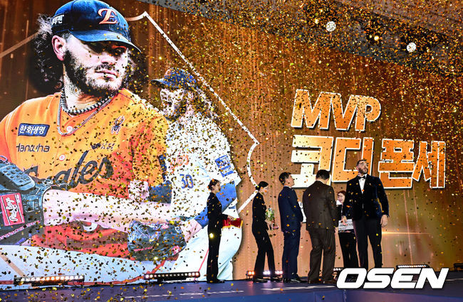 [OSEN=지형준 기자] 24일 오후 서울 잠실 롯데호텔 월드 크리스탈볼룸에서 ‘2025 신한 SOL뱅크 KBO 시상식’이 열렸다.KBO 시상식에서 가장 관심을 모으는 것은 단연 MVP 수상자다. 올해 MVP 레이스는 한화 코디 폰세와 삼성 르윈 디아즈의 2파전이다. 한화 폰세가 MVP에 선정되며 기뻐하고 있다. 2025.11.24 /jpnews@osen.co.kr
