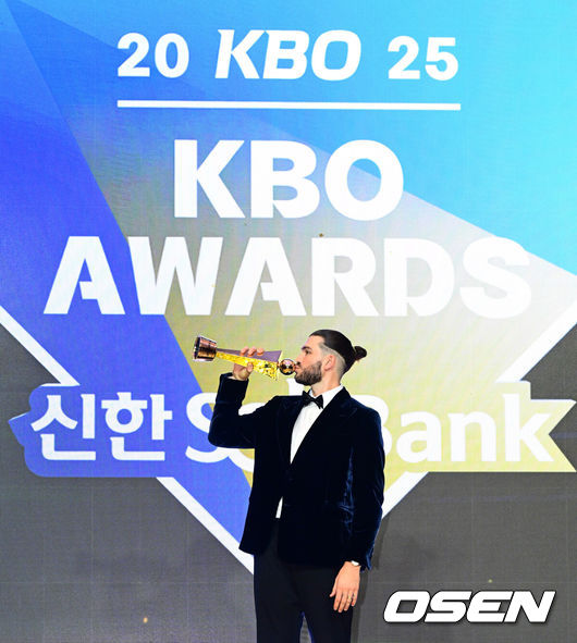 [OSEN=지형준 기자] 24일 오후 서울 잠실 롯데호텔 월드 크리스탈볼룸에서 ‘2025 신한 SOL뱅크 KBO 시상식’이 열렸다.예상대로였다. 한화 이글스 코디 폰세(31)가 2025시즌 MVP로 선정됐다. 폰세는 기자단 투표 124표 중 96표(76%)를 얻어 23표에 그친 르윈 디아즈(삼성)를 제치고 수상했다. SSG 앤더슨, 삼성 후라도, NC 라일리, KT 안현민, 롯데 레이예스가 각각 1표식 얻었다. 폰세는 부상으로 The Kia EV6 전기차를 부상으로 받았다. MVP 한화 폰세가 트로피에 키스를 하고 있다. 2025.11.24 /jpnews@osen.co.kr