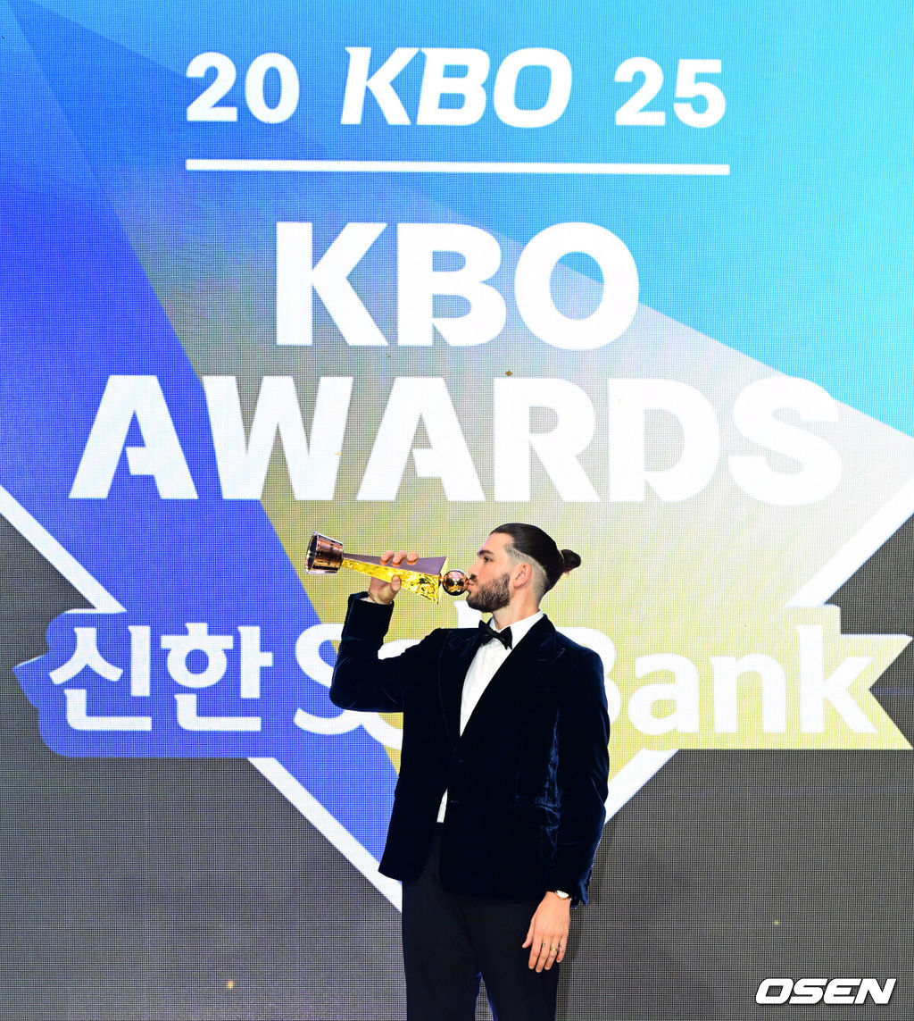 24일 오후 서울 잠실 롯데호텔 월드 크리스탈볼룸에서 ‘2025 신한 SOL뱅크 KBO 시상식’이 열렸다.예상대로였다. 한화 이글스 코디 폰세(31)가 2025시즌 MVP로 선정됐다. 폰세는 기자단 투표 124표 중 96표(76%)를 얻어 23표에 그친 르윈 디아즈(삼성)를 제치고 수상했다. SSG 앤더슨, 삼성 후라도, NC 라일리, KT 안현민, 롯데 레이예스가 각각 1표식 얻었다. 폰세는 부상으로 The Kia EV6 전기차를 부상으로 받았다. MVP 한화 폰세가 트로피에 키스를 하고 있다. 2025.11.24 /jpnews@osen.co.kr