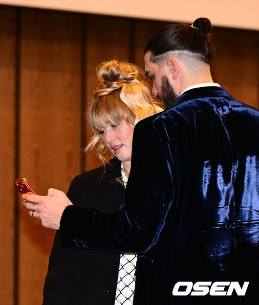 [OSEN=지형준 기자] 24일 오후 서울 잠실 롯데호텔 월드 크리스탈볼룸에서 ‘2025 신한 SOL뱅크 KBO 시상식’이 열렸다.예상대로였다. 한화 이글스 코디 폰세(31)가 2025시즌 MVP로 선정됐다. 폰세는 기자단 투표 124표 중 96표(76%)를 얻어 23표에 그친 르윈 디아즈(삼성)를 제치고 수상했다. SSG 앤더슨, 삼성 후라도, NC 라일리, KT 안현민, 롯데 레이예스가 각각 1표식 얻었다. 폰세는 부상으로 The Kia EV6 전기차를 부상으로 받았다. 시상식을 마치고 MVP를 수상한 한화 폰세가 아내와 이야기를 나누고 있다. 2025.11.24 /jpnews@osen.co.kr