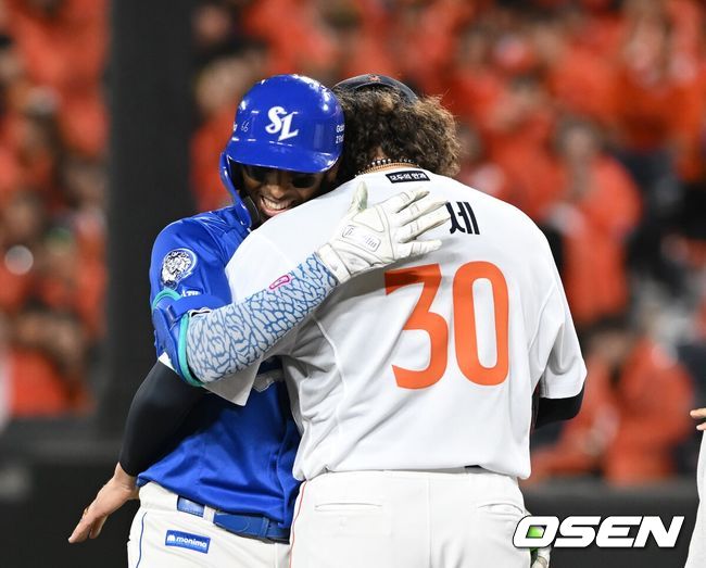 [OSEN=대전, 손용호 기자] 24일 오후 대전 한화생명볼파크에서 2025 신한 SOL Bank KBO리그 포스트시즌 플레이오프 5차전 한화 이글스와 삼성 라이온즈의 경기가 열렸다.한화는 코디 폰세, 삼성은 최원태를 선발 투수로 내세웠다. 3회초 1사 1루 디아스가 자신의 타구에 맞은 폰세를 위로하고 있다. 2025.10.24 /spjj@osen.co.kr