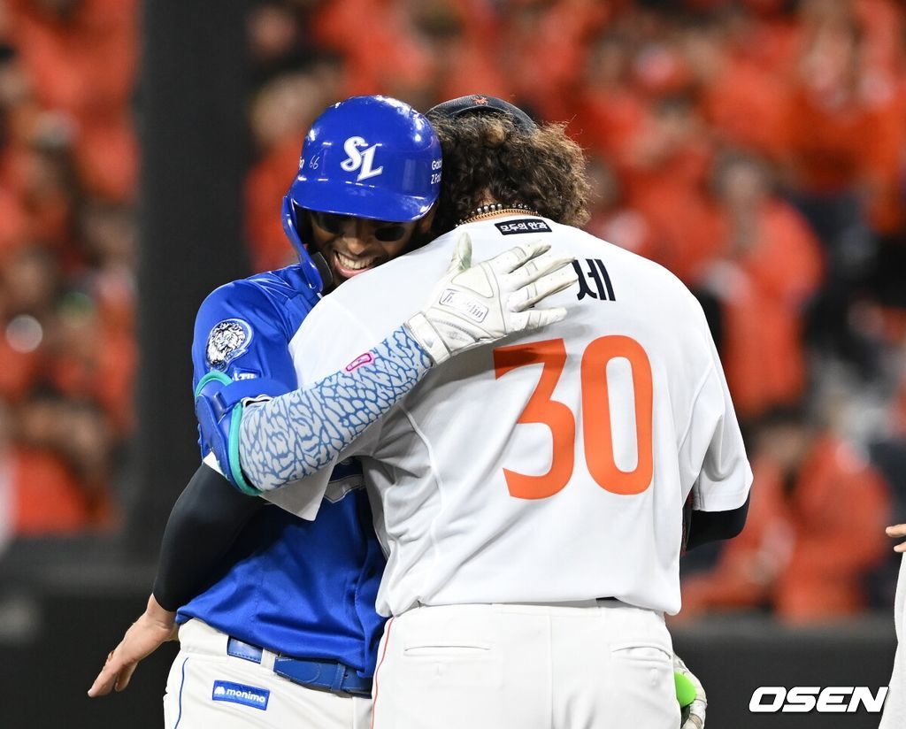 24일 오후 대전 한화생명볼파크에서 2025 신한 SOL Bank KBO리그 포스트시즌 플레이오프 5차전 한화 이글스와 삼성 라이온즈의 경기가 열렸다.한화는 코디 폰세, 삼성은 최원태를 선발 투수로 내세웠다. 3회초 1사 1루 디아스가 자신의 타구에 맞은 폰세를 위로하고 있다. 2025.10.24 /spjj@osen.co.kr