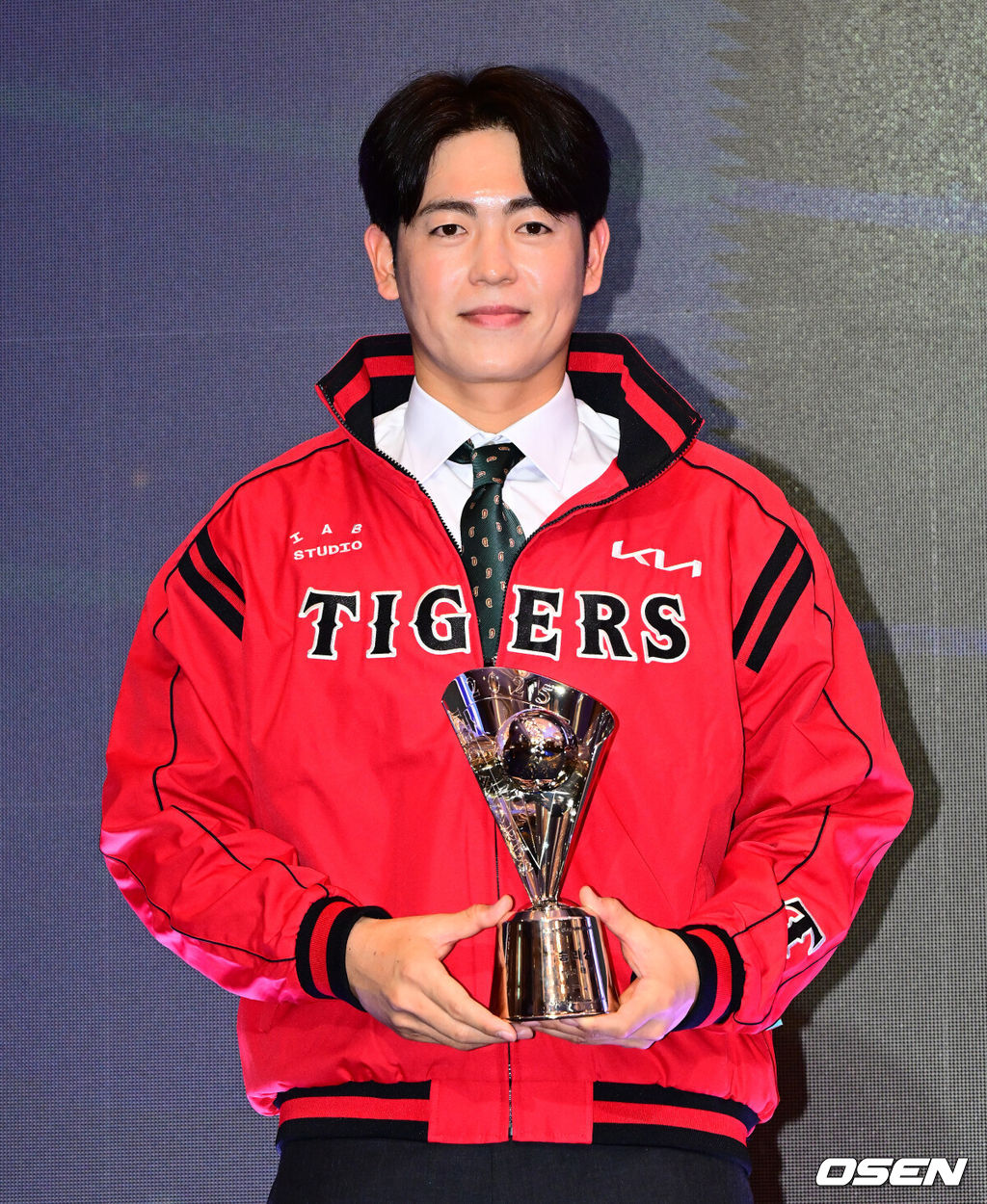 24일 오후 서울 잠실 롯데호텔 월드 크리스탈볼룸에서 ‘2025 신한 SOL뱅크 KBO 시상식’이 열렸다.예상대로였다. 한화 이글스 코디 폰세(31)가 2025시즌 MVP로 선정됐다. 폰세는 기자단 투표 124표 중 96표(76%)를 얻어 23표에 그친 르윈 디아즈(삼성)를 제치고 수상했다. SSG 앤더슨, 삼성 후라도, NC 라일리, KT 안현민, 롯데 레이예스가 각각 1표식 얻었다. 폰세는 부상으로 The Kia EV6 전기차를 부상으로 받았다. 한화 소속으로 퓨처스 북부리그 승리상을 수상한 이태양이 시상식을 마치고 KIA 점퍼를 입고 포즈를 취하고 있다. 이태양은 2차 드래프트로 KIA에 지명됐다. 2025.11.24 /jpnews@osen.co.kr