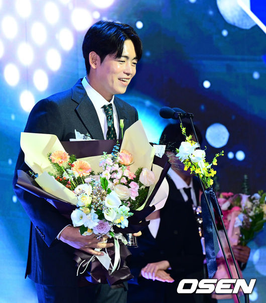 [OSEN=지형준 기자] 24일 오후 서울 잠실 롯데호텔 월드 크리스탈볼룸에서 ‘2025 신한 SOL뱅크 KBO 시상식’이 열렸다.KBO 시상식에서 가장 관심을 모으는 것은 단연 MVP 수상자다. 올해 MVP 레이스는 한화 코디 폰세와 삼성 르윈 디아즈의 2파전이다. 퓨처스리그 북부리그 승리상을 수상한 한화 이태양이 소감을 말하고 있다. 2025.11.24 /jpnews@osen.co.kr