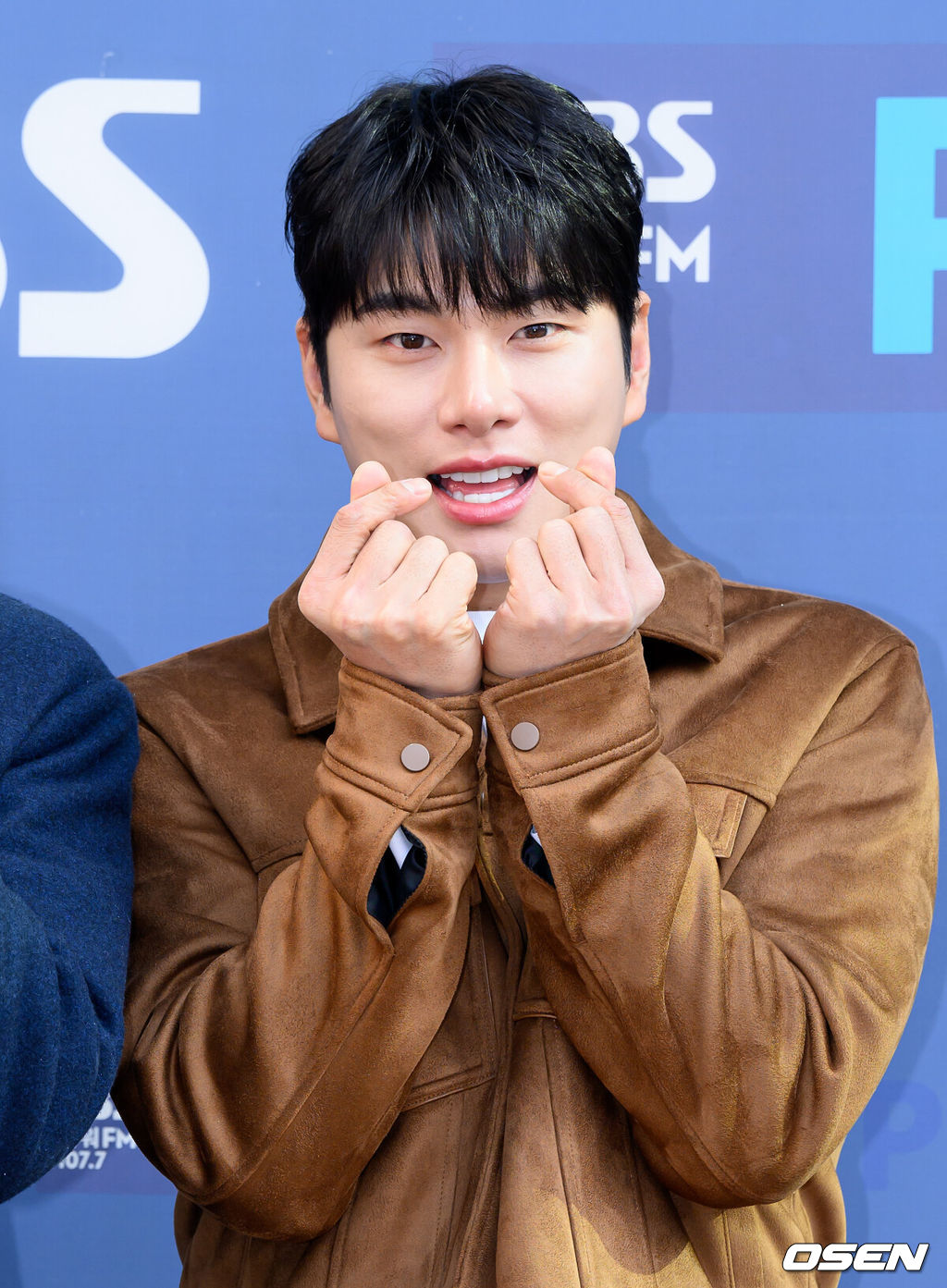 배우 정준호, 권상우, 이이경이 22일 서울 목동 SBS에서 진행된 SBS파워FM ‘두시탈출 컬투쇼’ 에 출연했다.‘히트맨2’는 대히트 흥행 작가에서 순식간에 ‘뇌절작가’로 전락한 ‘준’(권상우 분)이 야심 차게 선보인 신작 웹툰을 모방한 테러가 발생하고, 하루아침에 범인으로 몰리면서 벌어지는 코믹 액션 영화로 오는 22일 개봉.이이경이 방송국으로 향하며 포즈를 취하고 있다. 2025.01.22 /sunday@osen.co.kr