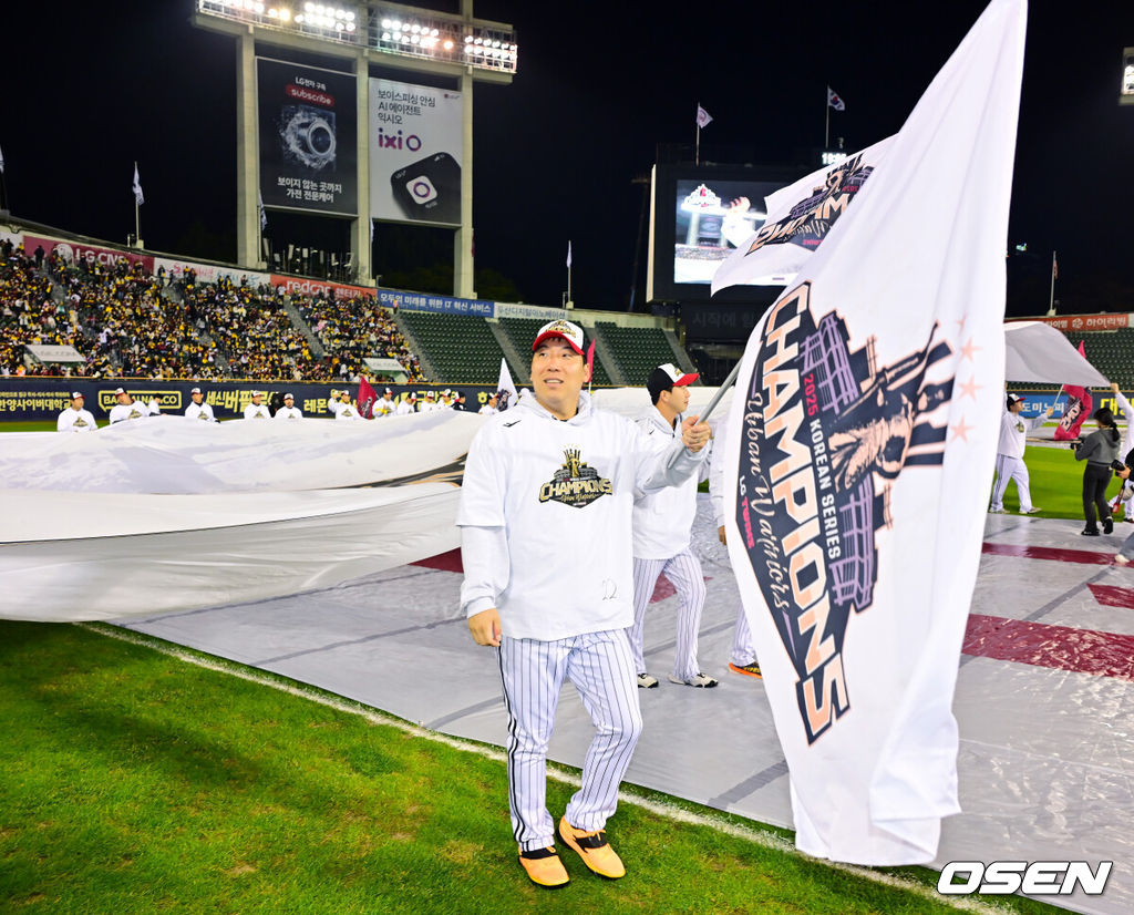 1일 오후 서울 잠실야구장에서  LG 트윈스의 한국시리즈 통합우승 IN 잠실' 행사가 열렸다. 팬들을 위한 트로피 퍼포먼스, 선수단 그라운드 행진, 비하인드 스몰토크, 선수단 샴페인 샤워 등 다양한 프로그램이 펼쳐진다. LG 김현수가 팬들과 함께 우승의 기쁨을 만끽하고 있다. 2025.11.01 /rumi@osen.co.kr