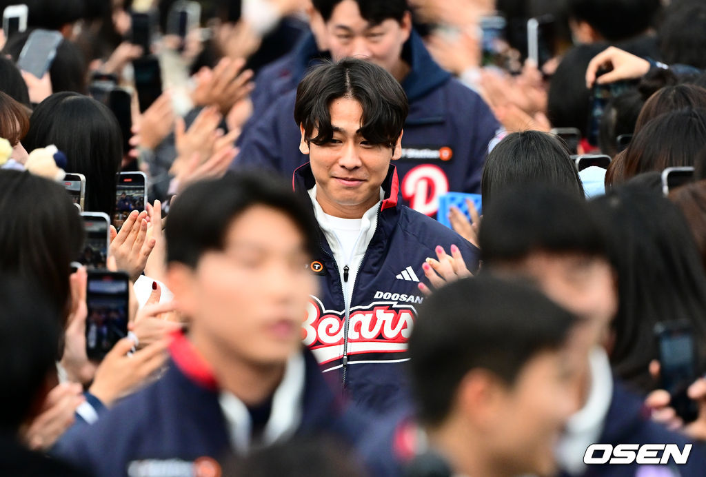 프로야구 두산 베어스가 23일 오후 서울 잠실야구장에서 ‘2025 곰들의 모임’을 개최했다.곰들의 모임은 한 시즌 동안 변함없는 응원을 보내준 최강 10번타자 팬들에게 감사의 마음을 전하기 위해 마련된 팬 페스티벌이다.두산 박찬호가 팬들과 하이파이브를 하며 입장하고 있다. 2025.11.23 /jpnews@osen.co.kr