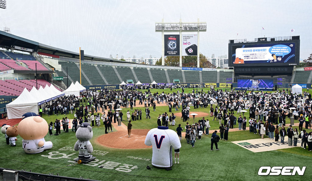 프로야구 두산 베어스가 23일 오후 서울 잠실야구장에서 ‘2025 곰들의 모임’을 개최했다.곰들의 모임은 한 시즌 동안 변함없는 응원을 보내준 최강 10번타자 팬들에게 감사의 마음을 전하기 위해 마련된 팬 페스티벌이다.잠실야구장 그라운드에서 '곰들의 모임' 행사가 진행되고 있다. 2025.11.23 /jpnews@osen.co.kr