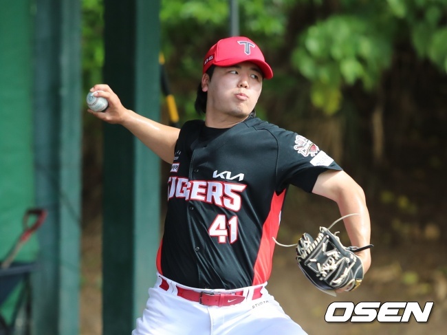 황동하가 오키나와 마무리캠프에서 불펜투구를 하고 있다./KIA 타이거즈 제공