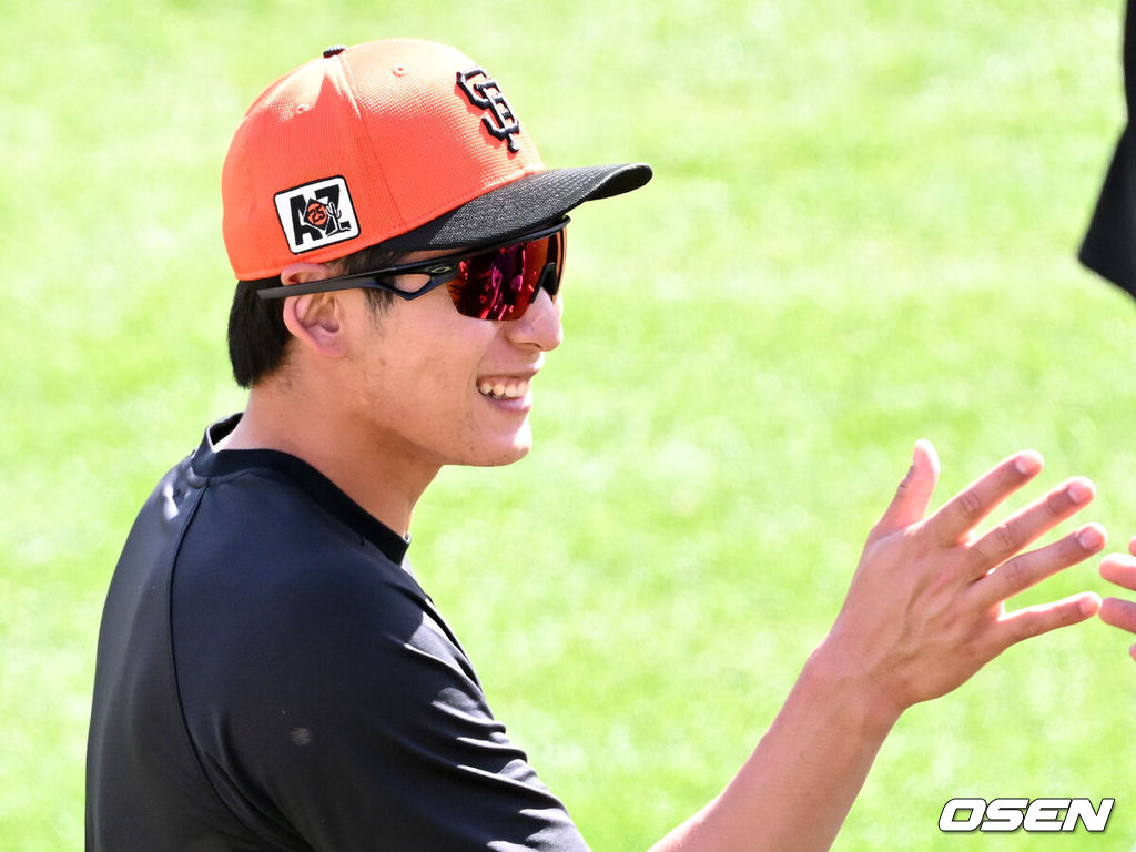 1일(한국시간) 미국 애리조나주 스코츠데일 스타디움에서 2025 메이저리그 샌프란시스코 자이언츠의 스프링트레이닝이 진행됐다.8개월 가량 재활을 마친 샌프란시스코 자이언츠 이정후는 이제 메이저리그 데뷔 2년차 시즌을 준비한다. 샌프란시스코 자이언츠 이정후가 동료와 이야기를 나누고 있다. 2025.03.01 / sunday@osen.co.kr