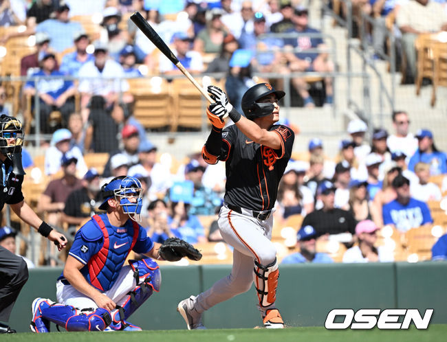 [OSEN=글렌데일(미국), 이대선 기자] '코리안 데이'였다. 이정후(샌프란시스코 자이언츠)와 김혜성(LA 다저스)이 맞대결에서 나란히 맹활약했다.  LA 다저스와 샌프란시스코 자이언츠는 2일(이하 한국시간) 미국 애리조나주 글렌데일의 캐멀백 랜치에서 2025 메이저리그 시범경기를 치렀다. 이날 김혜성은 8번 유격수로, 이정후는 3번 중견수로 각각 선발 출장했다. 이정후가 총알 2루타로 선제 타점을 올리자, 7푼 타율로 마음고생을 하던 김혜성은 시범경기 첫 홈런포를 터뜨렸다.1회초 1사 3루에서 샌프란시스코 자이언츠 이정후가 우전 적시 2루타를 치고 있다. 2025.03.02 / sunday@osen.co.kr