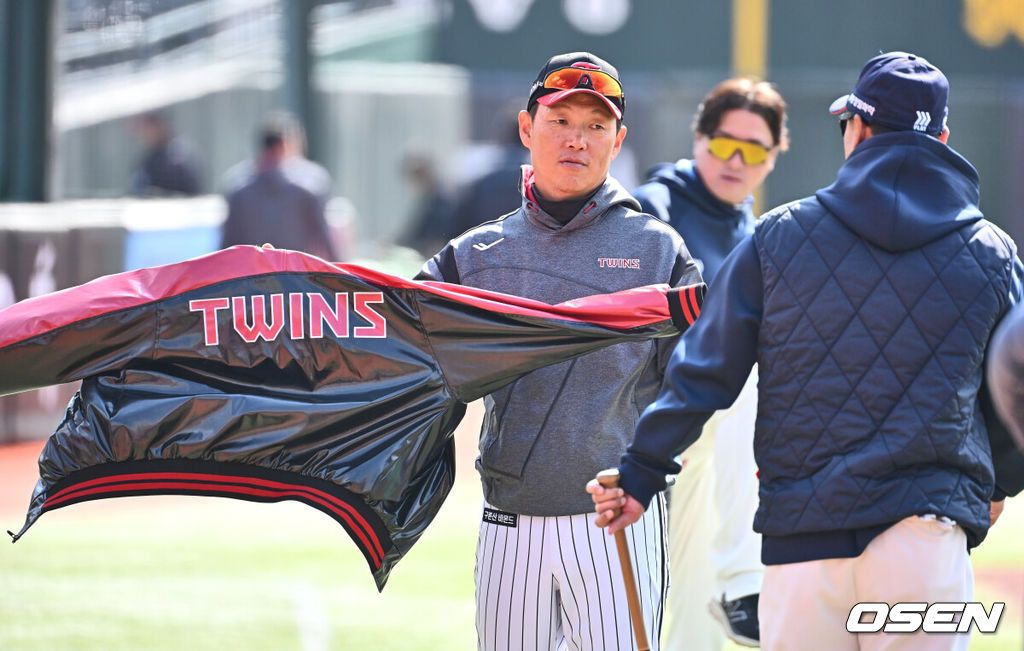 10일 부산 사직야구장에서 2025 신한 SOL 뱅크 KBO 리그 롯데 자이언츠와 LG 트윈스의 시범경기가 열린다. LG 트윈스 김정준 코치가 롯데 자이언츠 김민재 코치와 얘기하고 있다. 2025.03.10 / foto0307@osen.co.kr
