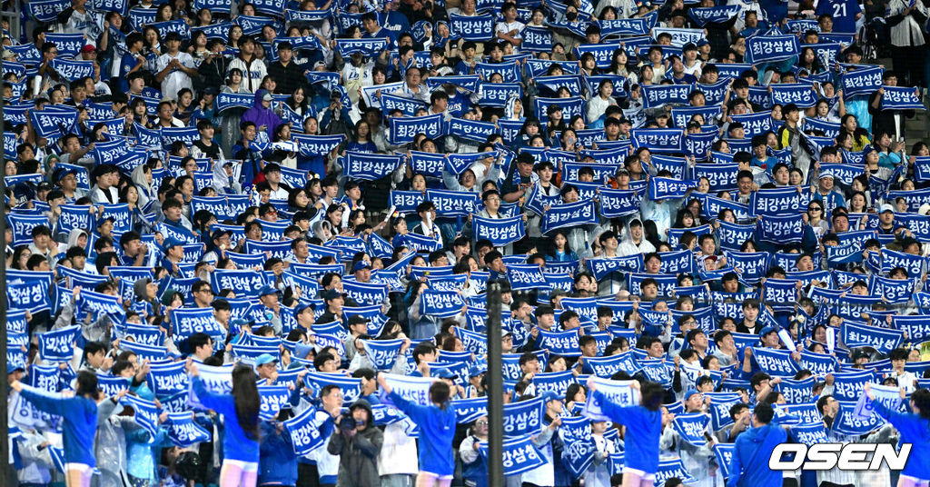 13일 대구 삼성라이온즈파크에서 ‘2025 신한 SOL뱅크 KBO리그’ 준플레이오프(5전 3선승제) 3차전 삼성 라이온즈와 SSG 랜더스의 경기가 열렸다.삼성은 원태인, 방문팀 SSG은 드류 앤더슨을 선발로 내세웠다.대구 삼성라이온즈파크 홈 팬들이 열띤 응원을 펼치고 있다. 2025.10.13 / dreamer@osen.co.kr