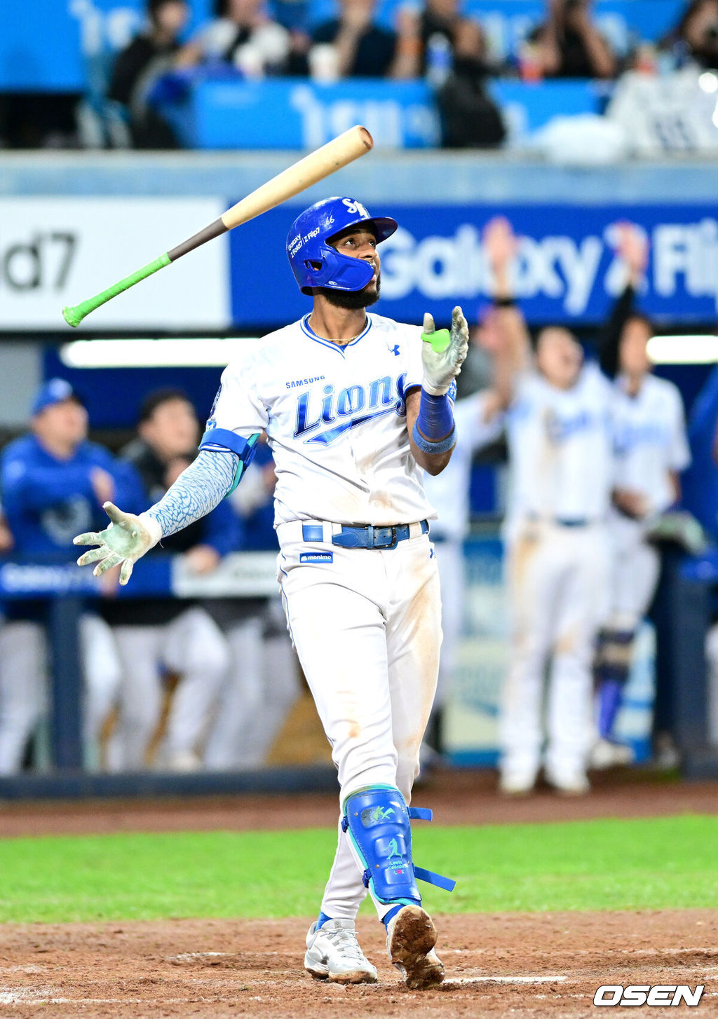 14일 대구 삼성라이온즈파크에서 ‘2025 신한 SOL뱅크 KBO리그’ 준플레이오프(5전 3선승제) 4차전 삼성 라이온즈와 SSG 랜더스의 경기가 열렸다.삼성은 아리엘 후라도, SSG는 김광현을 선발로 내세웠다.8회말 2사 1루 상황 삼성 디아즈가 다시 앞서가는 우월 투런포를 날리며 배트를 던지고 있다. 2025.10.14 / dreamer@osen.co.kr