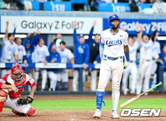 [OSEN=대구, 최규한 기자] 14일 대구 삼성라이온즈파크에서 ‘2025 신한 SOL뱅크 KBO리그’ 준플레이오프(5전 3선승제) 4차전 삼성 라이온즈와 SSG 랜더스의 경기가 열렸다.삼성은 아리엘 후라도, SSG는 김광현을 선발로 내세웠다.8회말 2사 1루 상황 삼성 디아즈가 다시 앞서가는 우월 투런포를 날리며 배트를 던지고 있다. 2025.10.14 / dreamer@osen.co.kr