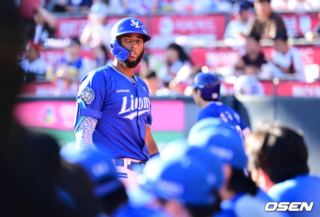 21일 수원 KT위즈파크에서 ‘2025 신한 SOL Bank KBO리그’ KT 위즈와 삼성 라이온즈의 경기가 열렸다.KT는 외국인 투수 헤이수스를, 삼성은 양창섭을 선발투수로 내세웠다.8회초 무사 1,2루에서 삼성 디아즈가 파울 플라이로 물러나고 있다. 2025.09.21 /cej@osen.co.kr