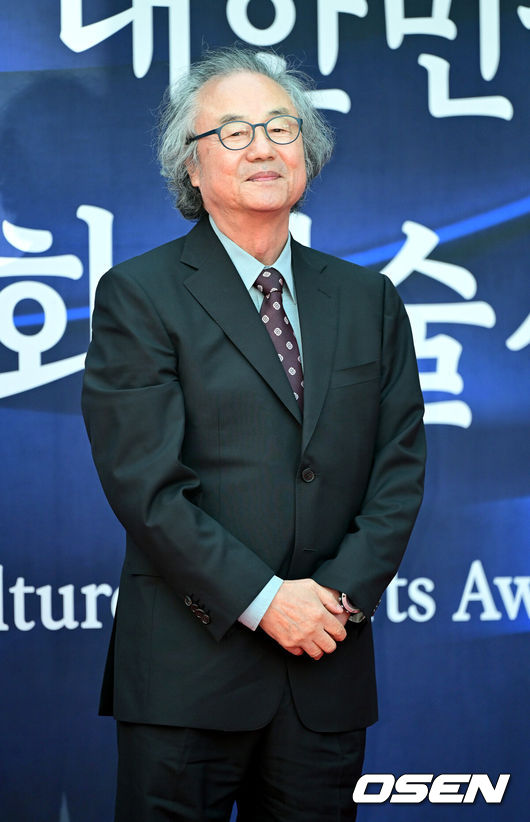 [OSEN=최규한 기자] 23일 오후 서울 장충동 국립극장 해오름극장에서 '2025 대한민국 대중문화예술상' 레드카펫 행사가 열렸다.올해로 16회를 맞이한 '대중문화예술상'은 대중문화예술인들의 사회적 위상과 창작 의욕을 높이고, 대중문화예술산업 발전에 이바지한 이들의 공을 기리고자 마련된 대중문화예술 분야 최고 권위의 정부 포상이다.배우 정동환이 레드카펫을 밟고 있다. 2024.10.23 / dreamer@osen.co.kr