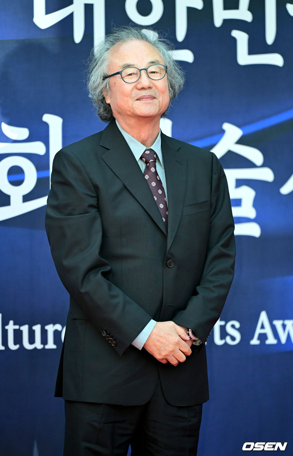 23일 오후 서울 장충동 국립극장 해오름극장에서 '2025 대한민국 대중문화예술상' 레드카펫 행사가 열렸다.올해로 16회를 맞이한 '대중문화예술상'은 대중문화예술인들의 사회적 위상과 창작 의욕을 높이고, 대중문화예술산업 발전에 이바지한 이들의 공을 기리고자 마련된 대중문화예술 분야 최고 권위의 정부 포상이다.배우 정동환이 레드카펫을 밟고 있다. 2024.10.23 / dreamer@osen.co.kr