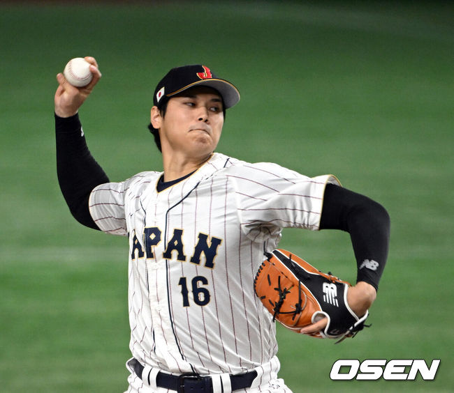 [OSEN=도쿄, 손용호 기자] 16일 도쿄 도쿄돔에서 2023 WBC(월드베이스볼클래식) 8강전 일본과 이탈리아의 경기가 벌어졌다.1회초 일본 오타니가 힘차게 공을 뿌리고 있다.2023.03.16/spjj@osen.co.kr