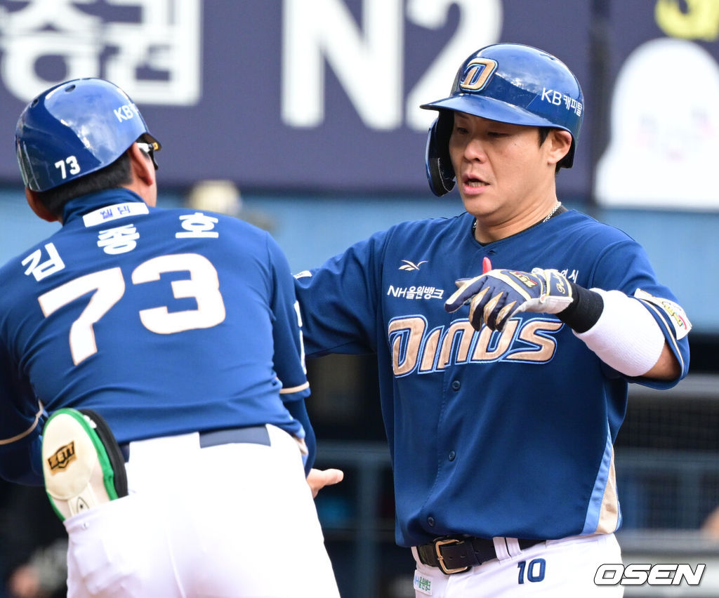 24일 오후 서울 잠실구장에서 2025 신한 SOL Bank KBO리그 두산 베어스와 NC 다이노스의 경기가 열렸다.두산은 최원준을 NC는 라일리를 선발 투수로 내세웠다.3회초 NC 선두타자 박세혁이 선제 우중월 솔로포를 날린 뒤 홈을 밟고 있다. 2025.05.24 /cej@osen.co.kr