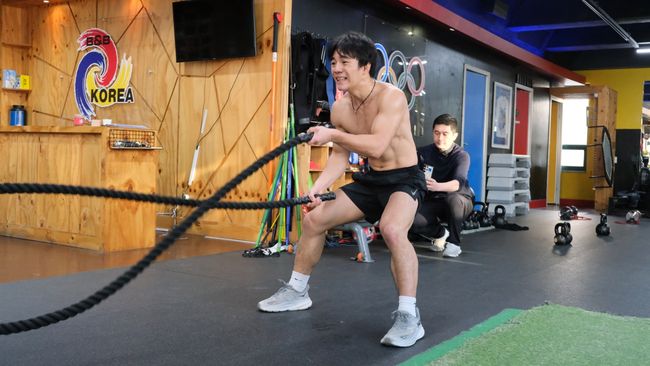 로드FC 플라이급 챔피언과 만나기 위해 조준건(19, 더 짐 랩)과 정재복(25, 킹덤MMA)이 특별 트레이닝으로 승리에 도전한다. / 로드FC