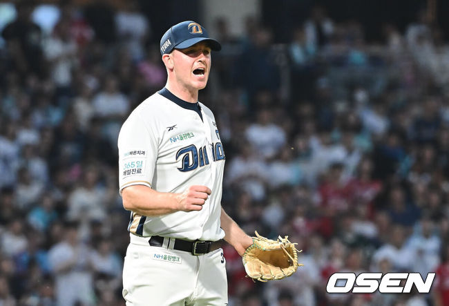 [OSEN=창원, 이석우 기자] 4일 창원NC파크에서 2025 신한 SOL 뱅크 KBO 리그 NC 다이노스와 SSG 랜더스의 경기가 열렸다. 홈팀 NC는 라일리가, 방문팀 SSG는 김광현이 선발 출전했다. NC 다이노스 선발투수 라일리가 4회초 2사 3루 SSG 랜더스 임근우를 투수 땅볼로 잡고 환호하고 있다. 2025.10.04 / foto0307@osen.co.kr