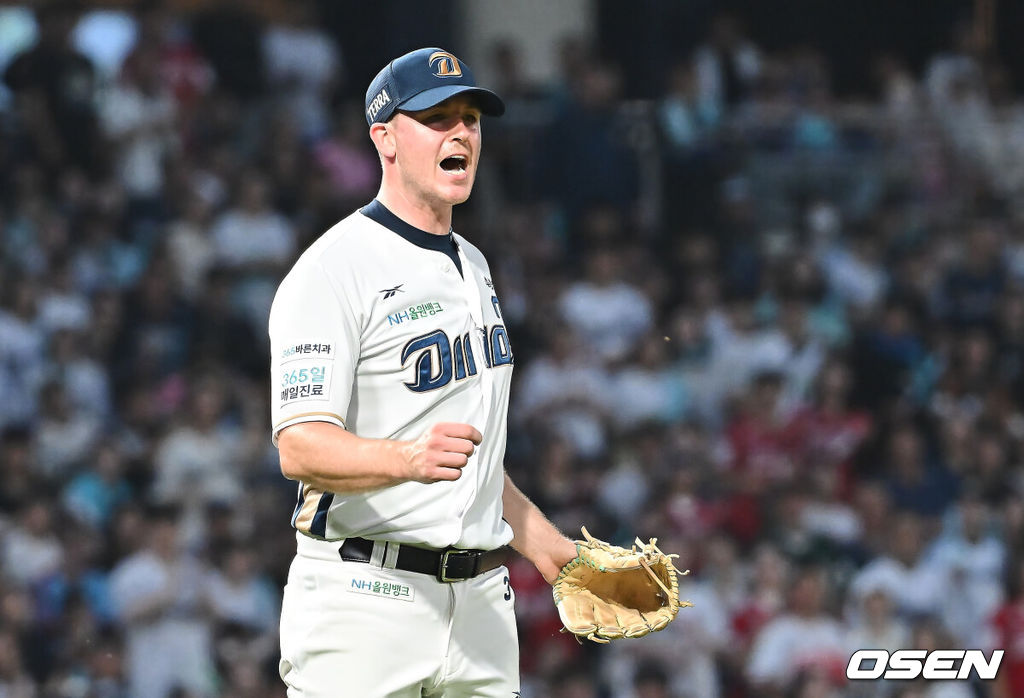 4일 창원NC파크에서 2025 신한 SOL 뱅크 KBO 리그 NC 다이노스와 SSG 랜더스의 경기가 열렸다. 홈팀 NC는 라일리가, 방문팀 SSG는 김광현이 선발 출전했다. NC 다이노스 선발투수 라일리가 4회초 2사 3루 SSG 랜더스 임근우를 투수 땅볼로 잡고 환호하고 있다. 2025.10.04 / foto0307@osen.co.kr