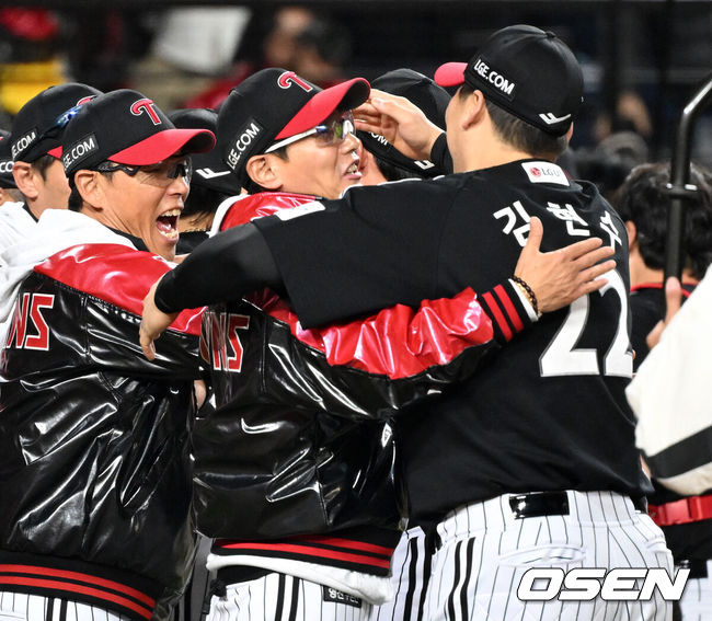 [OSEN=대전, 이대선 기자] LG 염경엽 감독과김현수가 한국시리즈 우승 기쁨을 나누고 있다. 2025.10.31 /sunday@osen.co.kr