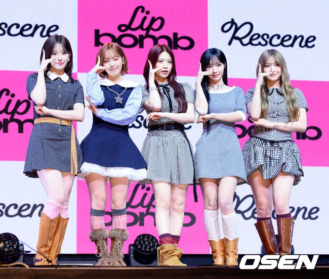 25일 오후 서울 영등포구 명화 라이브홀에서 그룹 리센느(원이, 리브, 미나미, 메이, 제나) 세 번째 미니 앨범 ‘립밤(lip bomb)’ 쇼케이스가 열렸다.앨범명은 ‘립밤(lip balm)’과 ‘폭탄(bomb)’의 합성어다.미니 3집에는 총 5곡이 수록됐다. 더블 타이틀곡 ‘하트 드랍(Heart Drop)’, ‘블룸(Bloom)’이 포함됐다.리센느의 미니 3집 ‘lip bomb’은 25일 오후 6시 음원사이트에서 공개된다.리센느가 포토타임을 가지고 있다. 2025.11.25 /sunday@osen.co.kr