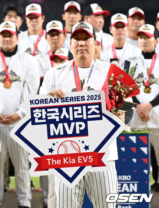 [OSEN=대전, 이대선 기자] 이변은 없었다. 2025시즌 우승팀은 무적 LG 트윈스다. 프로야구 LG 트윈스는 31일 대전 한화생명볼파크에서 열린 2025 신한 SOL뱅크 KBO 한국시리즈(7전 4선승제) 한화 이글스와의 5차전에서 4-1로 승리했다.정규시즌 1위 LG는 시리즈 전적 4승 1패로 통합우승 금자탑을 쌓았다. LG의 통합우승은 1990년, 1994년, 2023년에 이은 통산 4번째로, 염경엽 감독은 2023년 부임 후 3년 사이 팀을 두 차례나 정상에 올려놓는 위대한 업적을 달성했다. 2023년 1위, 2024년 3위, 2025년 1위로 KBO리그에 트윈스 왕조 시대를 활짝 열었다. 반면 2위 한화는 플레이오프를 거쳐 2006년 이후 19년 만에 한국시리즈 무대를 밟았지만, LG의 벽을 넘지 못하며 1999년 이후 26년 만에 통산 두 번째 우승이 무산됐다. MVP를 수상한 LG 김현수가 기념촬영을 하고 있다. 2025.10.31 /sunday@osen.co.kr