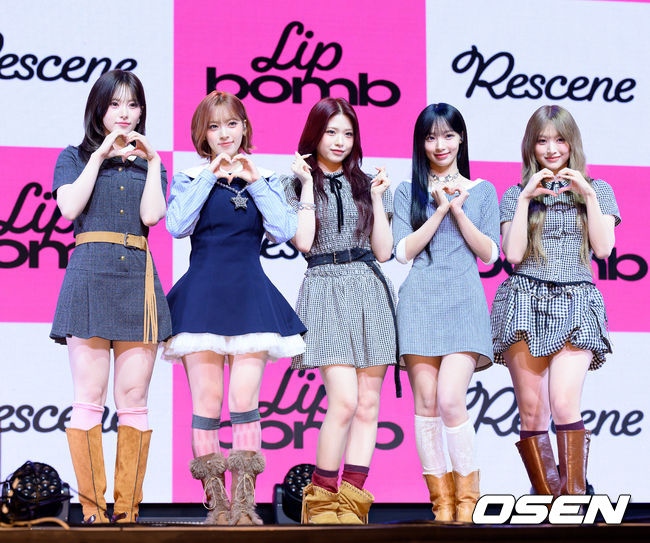 25일 오후 서울 영등포구 명화 라이브홀에서 그룹 리센느(원이, 리브, 미나미, 메이, 제나) 세 번째 미니 앨범 ‘립밤(lip bomb)’ 쇼케이스가 열렸다. 앨범명은 ‘립밤(lip balm)’과 ‘폭탄(bomb)’의 합성어다. 미니 3집에는 총 5곡이 수록됐다. 더블 타이틀곡 ‘하트 드랍(Heart Drop)’, ‘블룸(Bloom)’이 포함됐다. 리센느의 미니 3집 ‘lip bomb’은 25일 오후 6시 음원사이트에서 공개된다. 리센느가 포토타임을 가지고 있다. 2025.11.25 /sunday@osen.co.kr