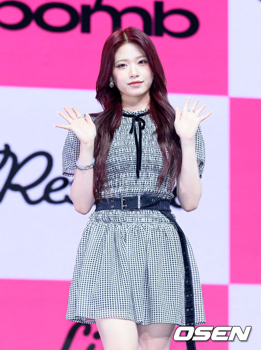 25일 오후 서울 영등포구 명화 라이브홀에서 그룹 리센느(원이, 리브, 미나미, 메이, 제나) 세 번째 미니 앨범 ‘립밤(lip bomb)’ 쇼케이스가 열렸다. 앨범명은 ‘립밤(lip balm)’과 ‘폭탄(bomb)’의 합성어다. 미니 3집에는 총 5곡이 수록됐다. 더블 타이틀곡 ‘하트 드랍(Heart Drop)’, ‘블룸(Bloom)’이 포함됐다. 리센느의 미니 3집 ‘lip bomb’은 25일 오후 6시 음원사이트에서 공개된다. 리센느가 포토타임을 가지고 있다. 2025.11.25 /sunday@osen.co.kr