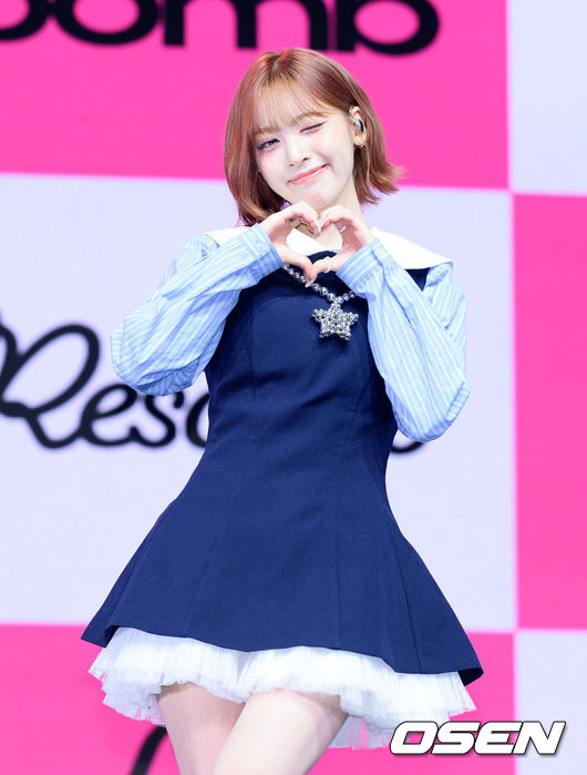 25일 오후 서울 영등포구 명화 라이브홀에서 그룹 리센느(원이, 리브, 미나미, 메이, 제나) 세 번째 미니 앨범 ‘립밤(lip bomb)’ 쇼케이스가 열렸다. 앨범명은 ‘립밤(lip balm)’과 ‘폭탄(bomb)’의 합성어다. 미니 3집에는 총 5곡이 수록됐다. 더블 타이틀곡 ‘하트 드랍(Heart Drop)’, ‘블룸(Bloom)’이 포함됐다. 리센느의 미니 3집 ‘lip bomb’은 25일 오후 6시 음원사이트에서 공개된다. 리센느가 포토타임을 가지고 있다. 2025.11.25 /sunday@osen.co.kr